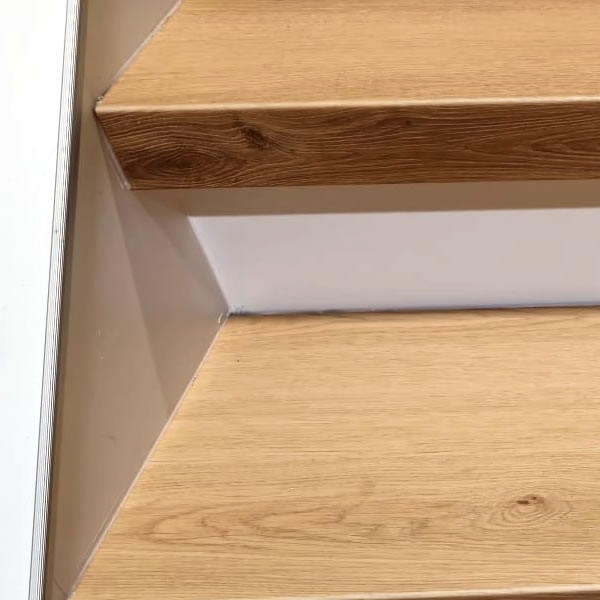 Treppenrenovierung mit Klebevinyl Eiche Rhön – Harmonisches Design durch farbgleiche Stufen und Bodenbeläge